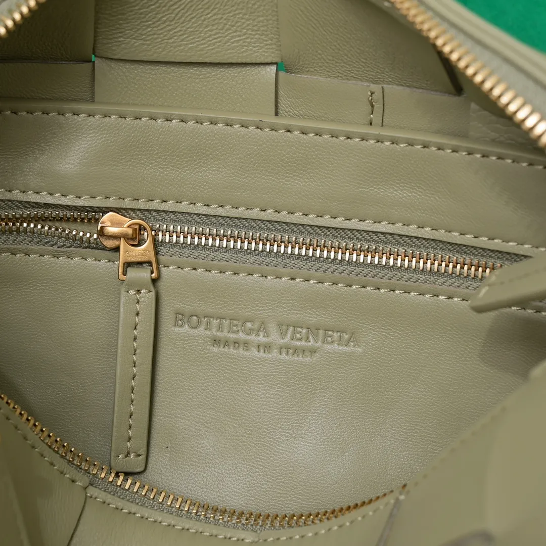 Batch 1460 #B's new model is coming! BRICK CASSETTE armpit bag, the traditional woven logo is instantly recognizable✅ Large grid weaving has always been fashionable, armpit bags are even more fashionable and foreign-style. Elegant big brick🧱 Sheepskin material is light and comfortable, has a huge sense of capacity and space, has a dark layer inside, practical inside, fashionable appearance design, durability and temperament coexist. Elegant big brick, come and plant the same underarm bag from star Zhou Yutong! Size: 24x14x10, model number; 9306#